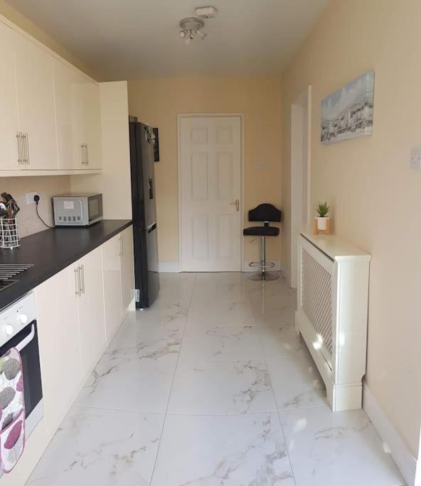 3 Bedroom 3 Bathroom House, Dublin Lucan Eksteriør billede
