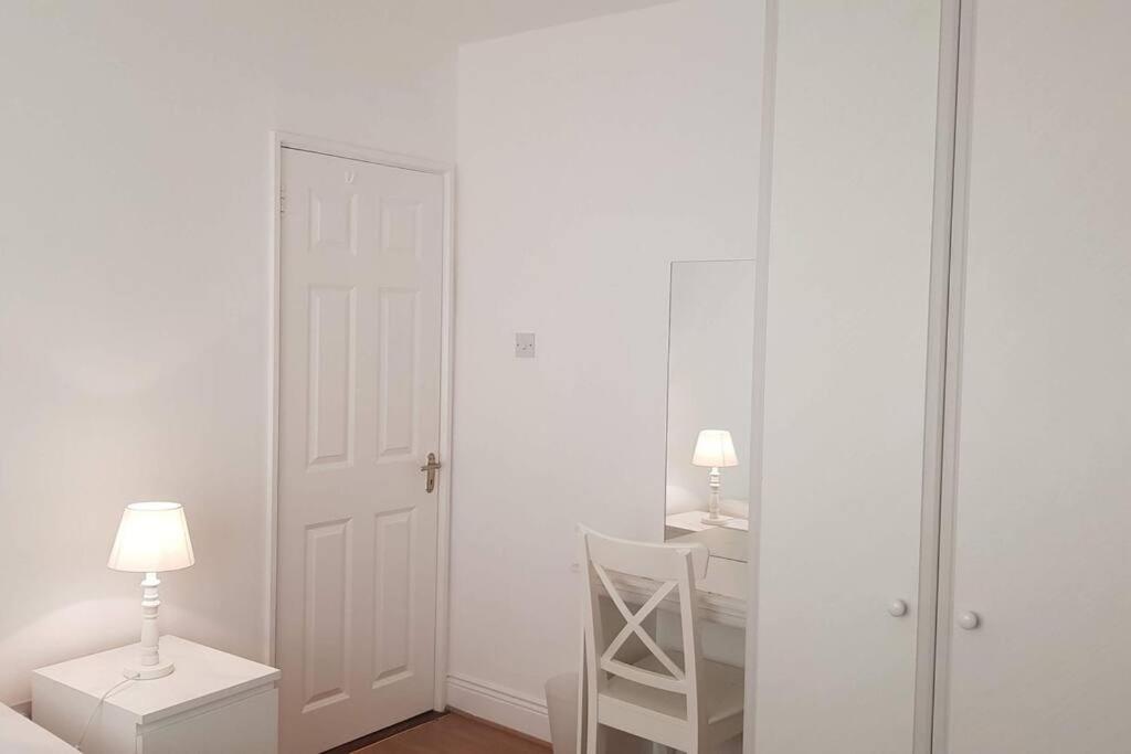 3 Bedroom 3 Bathroom House, Dublin Lucan Eksteriør billede