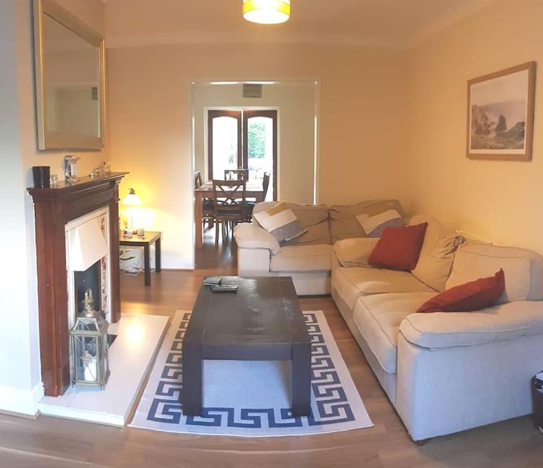 3 Bedroom 3 Bathroom House, Dublin Lucan Eksteriør billede
