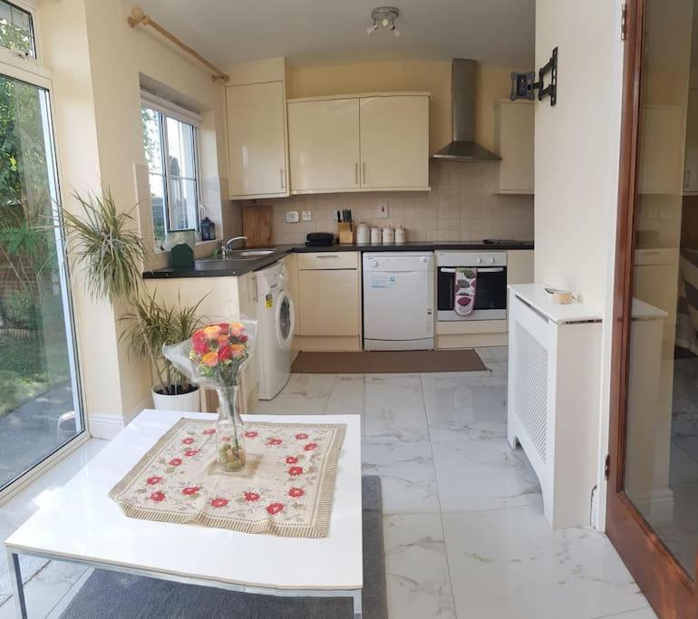 3 Bedroom 3 Bathroom House, Dublin Lucan Eksteriør billede